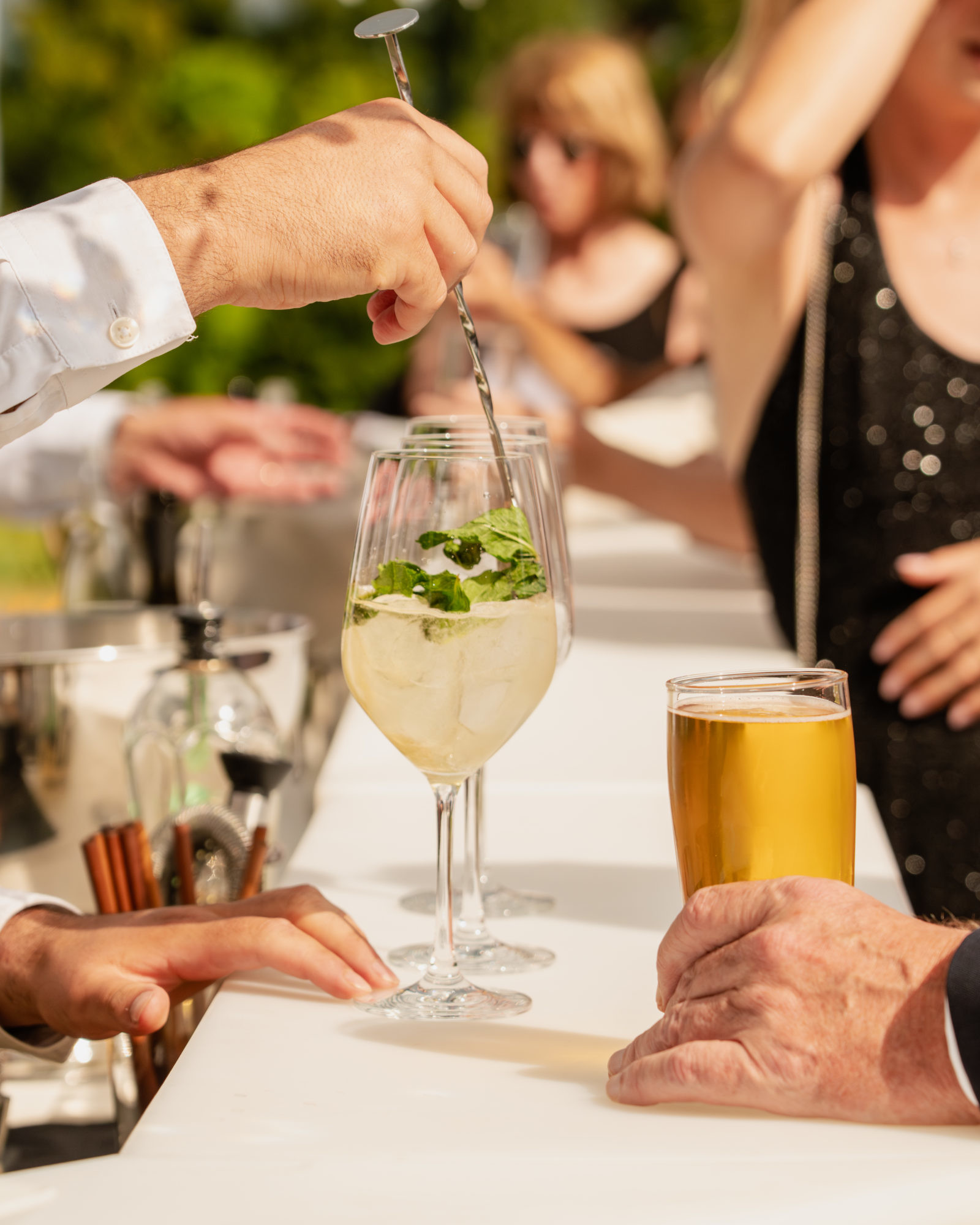 Cocktail rafraîchissant servi sur la terrasse ensoleillée de l’Hôtel Port Gitana à Genève, mixé à la menthe fraîche par notre barman, aux côtés d’une bière artisanale, le tout dans une ambiance chic et détendue.