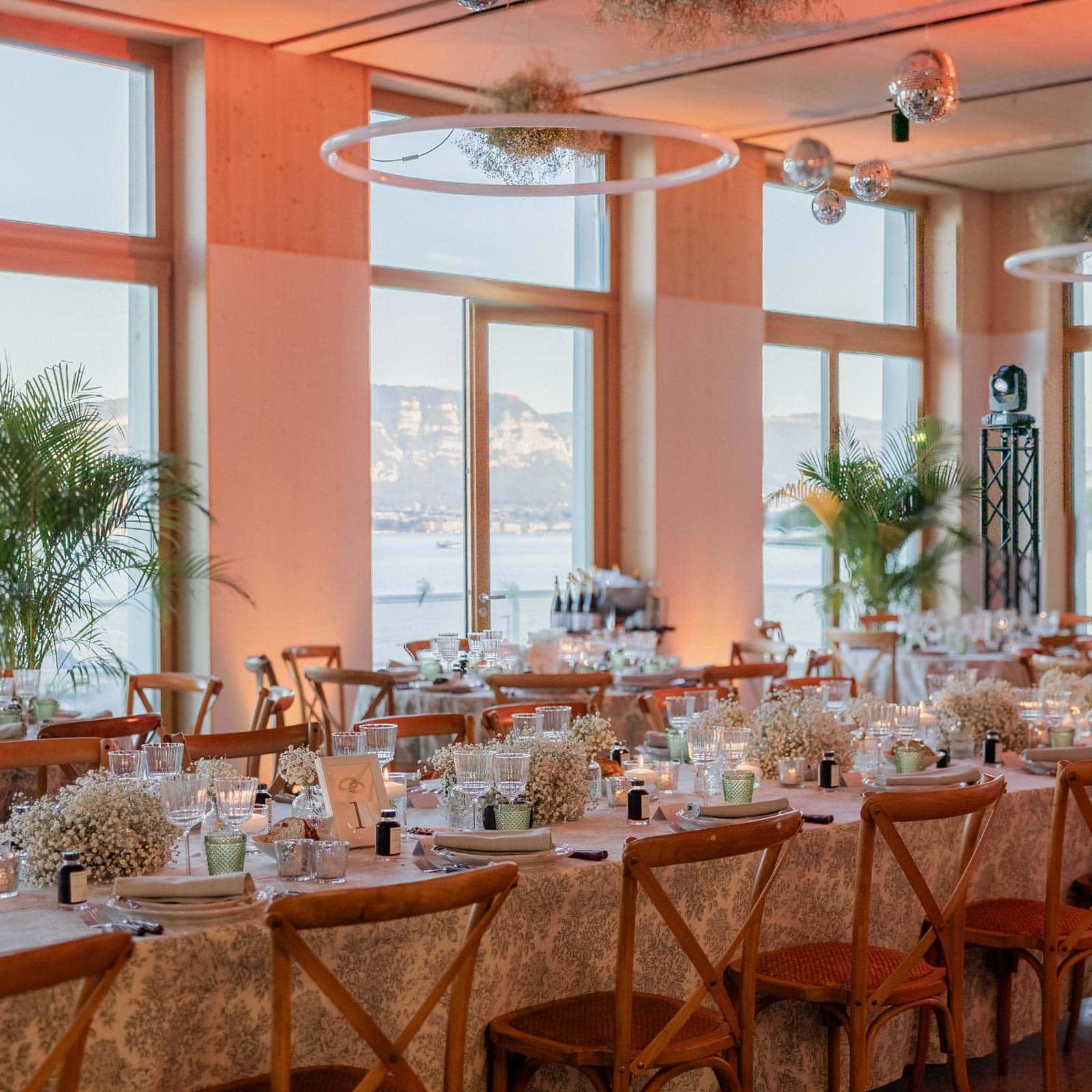 Salle de restaurations avec tables équipées pour un mariage à Genève à l'hôtel Port Gitana