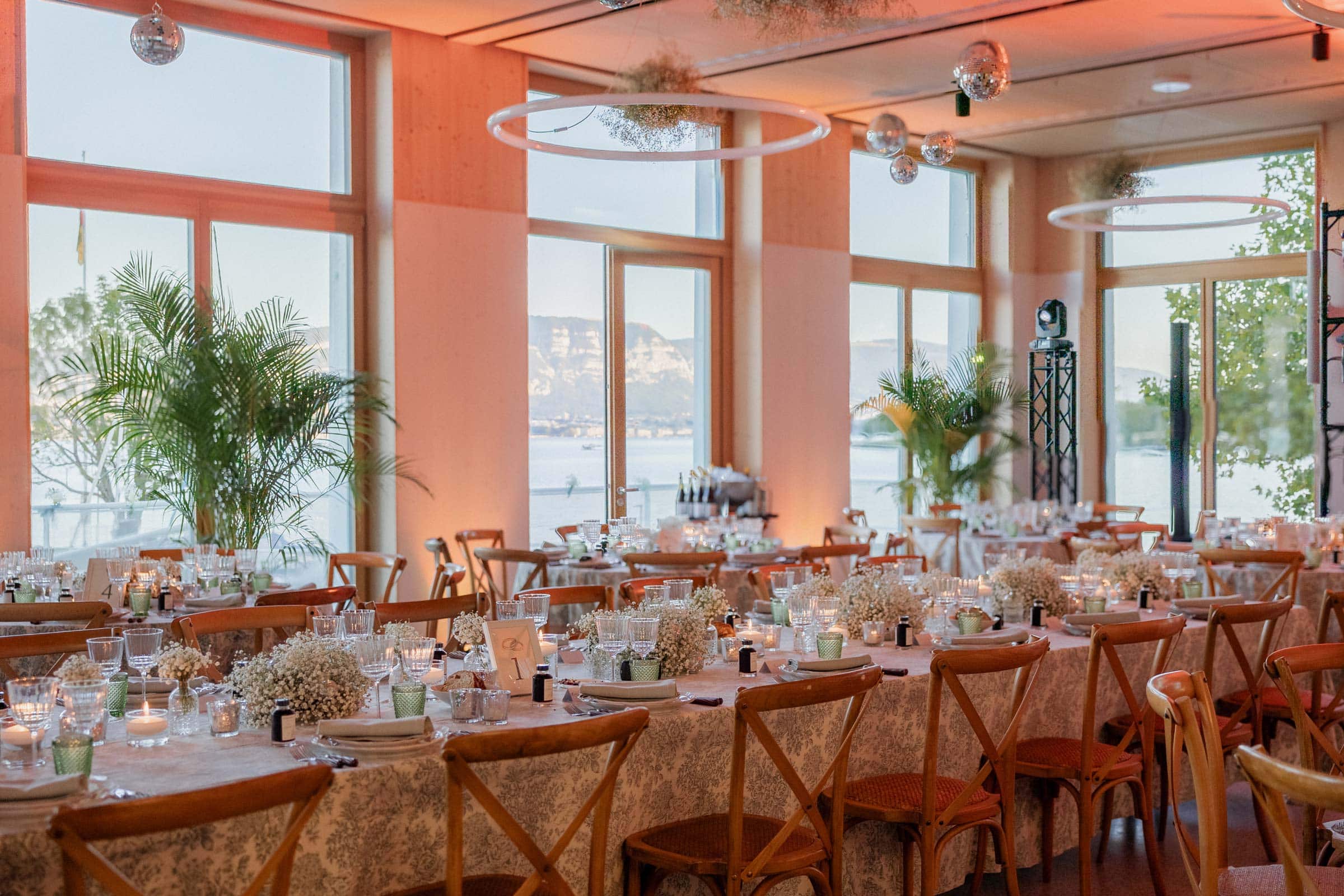 Salle de restaurations avec tables &eacute;quip&eacute;es pour un mariage &agrave; Gen&egrave;ve &agrave; l'h&ocirc;tel Port Gitana