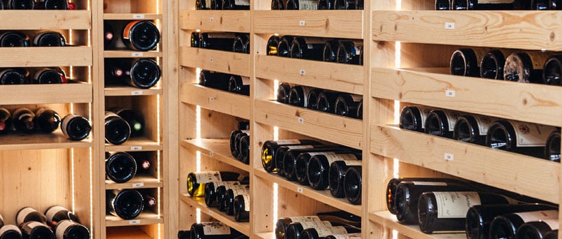 Bouteilles de rouge en cave à Port Gitana, le boutique hôtel 4 étoiles à bellevue